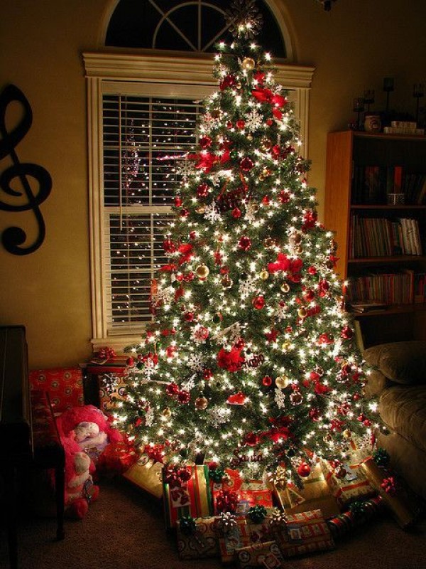 20 Awesome Christmas Tree Decorating Ideas & Inspirations