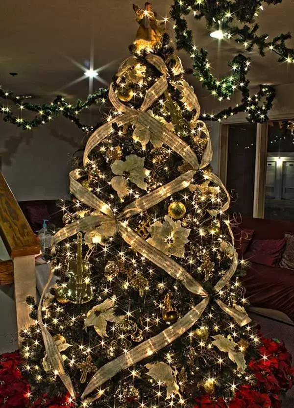 25 Creative and Beautiful Christmas Tree Decorating Ideas