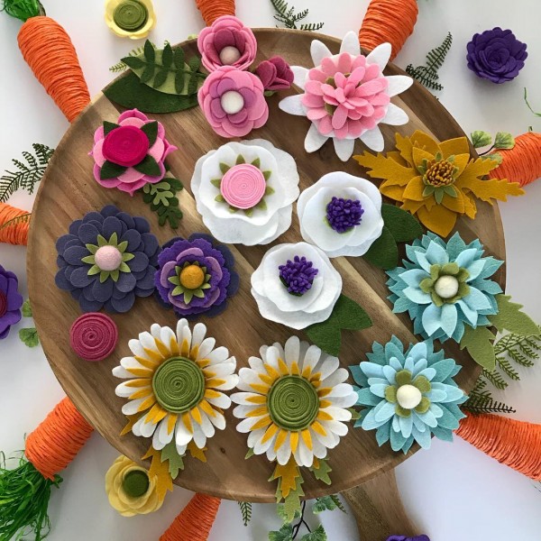 You have to see this  centerpiece idea with felt flowers. Love it! 