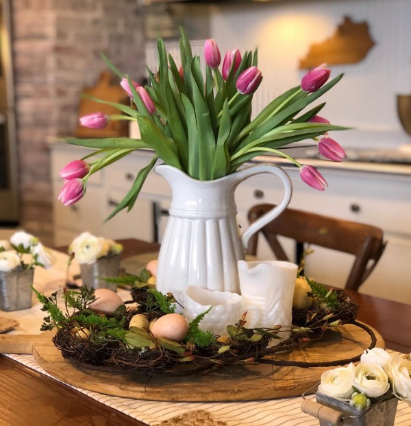 You have to see this  centerpiece idea with a vase of tulips. Love it! 