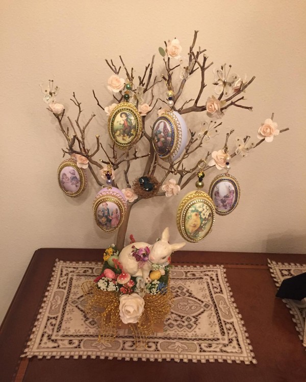 You have to see this  centerpiece idea with Easter tree. Love it! 