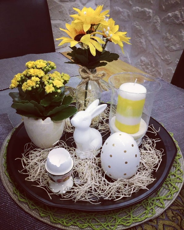 You have to see this  centerpiece idea with a serving tray. Love it! 