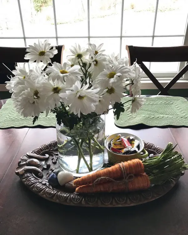 You have to see this  centerpiece idea with carrots and daisies. Love it! 