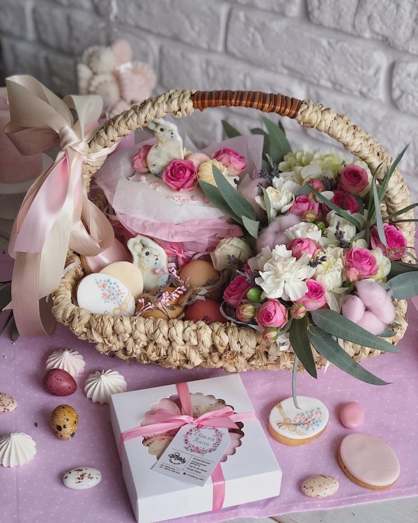 You have to see this  centerpiece idea with a flower basket. Love it! 