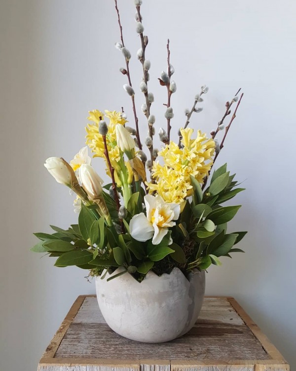 You have to see this  centerpiece idea with a cracked egg pot. Love it! 