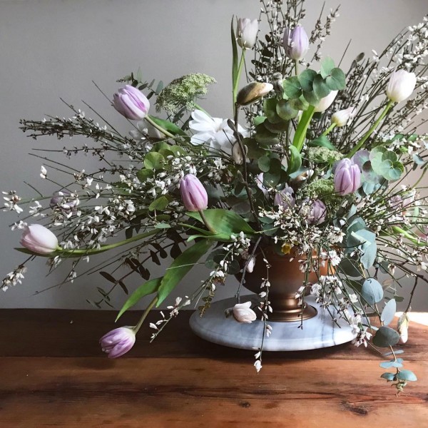 You have to see this  centerpiece idea with spring flowers. Love it! 