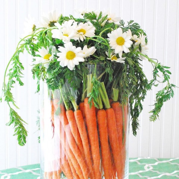 You have to see this  centerpiece idea with carrots and daisies. Love it! 