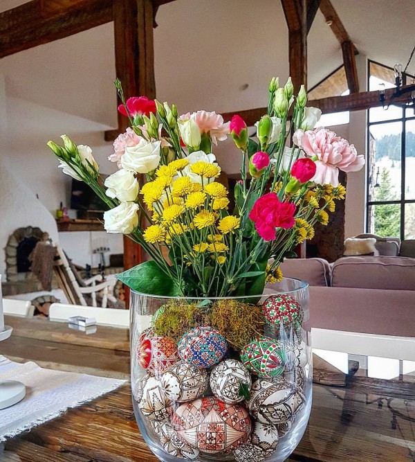 You have to see this  centerpiece idea with Ukrainian Easter eggs. Love it! 