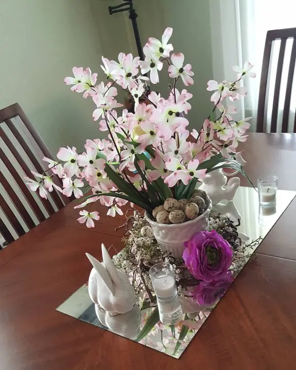 You have to see this  centerpiece idea with a table mirror. Love it! 