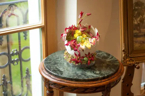You have to see this  centerpiece idea with a cracked egg and chicken. Love it! 