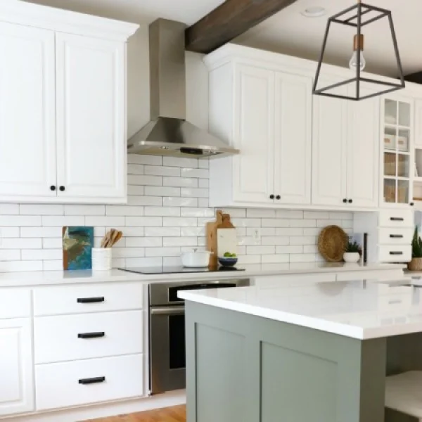 Earthy Coastal White Kitchen Reveal #kitchendesign #kitchendecor #homedecor #rustic