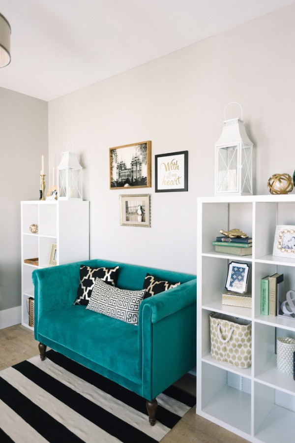 13 Awesome Living Room Ideas With A Teal Sofa That Designers Love