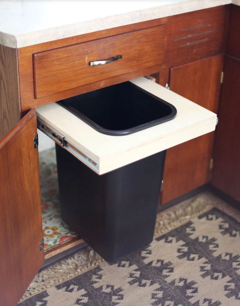 Pullout cabinet trash can
