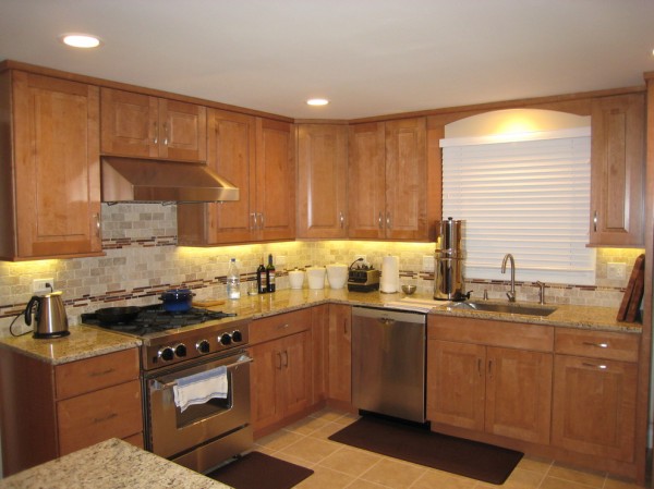 7 Kitchen Backsplash Ideas with Maple Cabinets That Do It ...