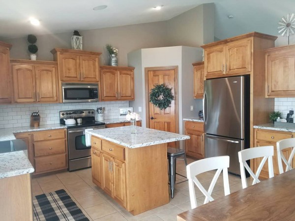 Shanda on Instagram: “Kitchen transformation! Swipe for the before.:) . . . There was absolutely nothing wrong with our kitchen beforehand, but when we moved…”