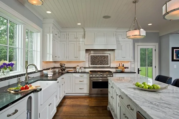 Shaker cabinets in a farmhouse kitchen 