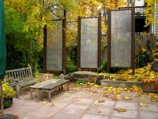 Freestanding outdoor privacy screens