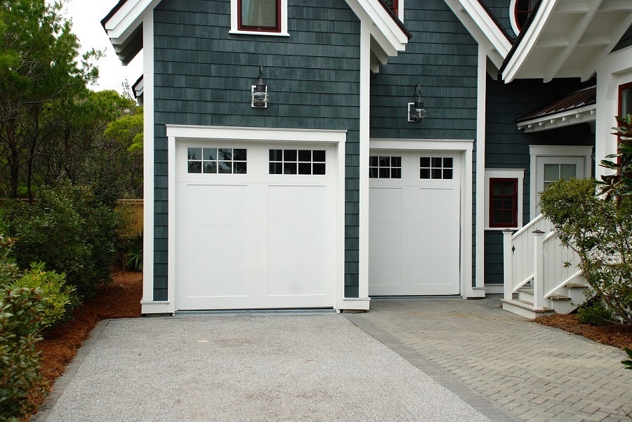 garage door with windows