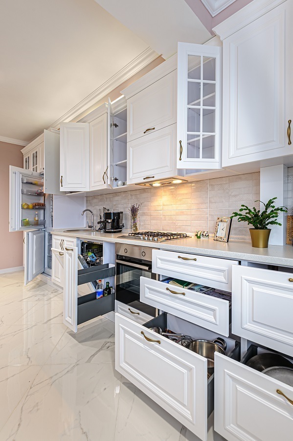 Drawers vs. Cabinets in the Kitchen and the Obvious Choice