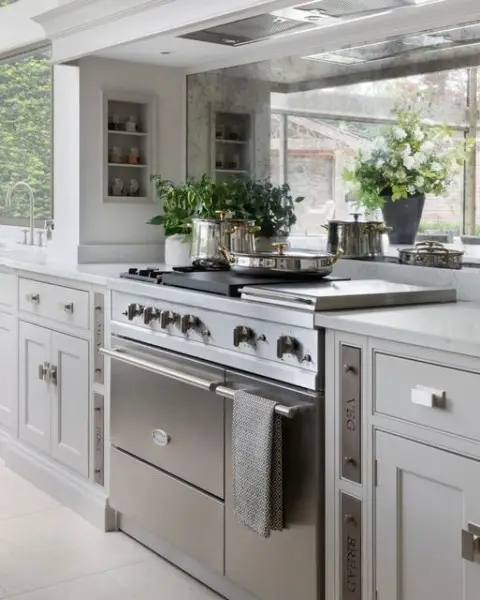 Cobham, Surrey, England Kitchen kitchen with mirror backsplash