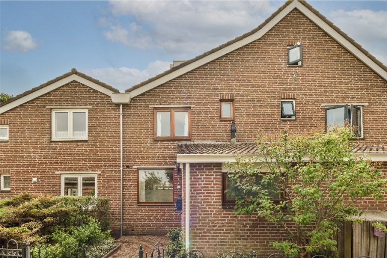 The 4 Different Types of Home Sidings (Explained)