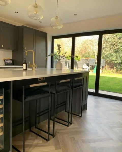 𝚁𝚊𝚌𝚑𝚎𝚕 | kitchen with island and dining table
