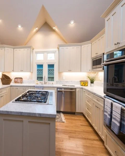 Sleek and Cozy Kitchen with an Island Stove kitchen with island stove
