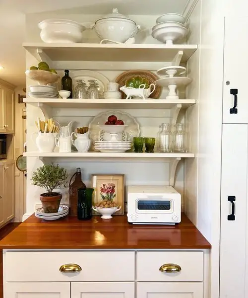 Linda kitchen with open shelving