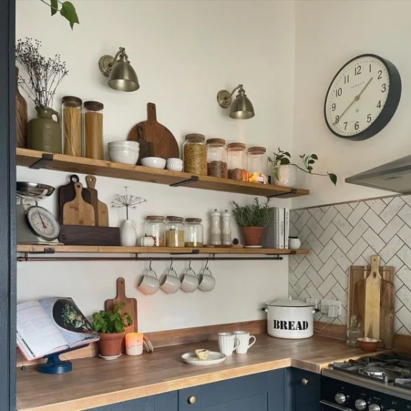 Sophia•Interior Blog kitchen with open shelving