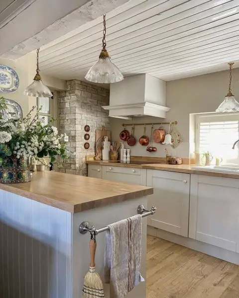 Country Cottage Living kitchen with peninsula