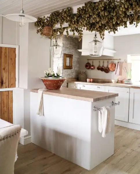 Country Cottage Living kitchen with peninsula