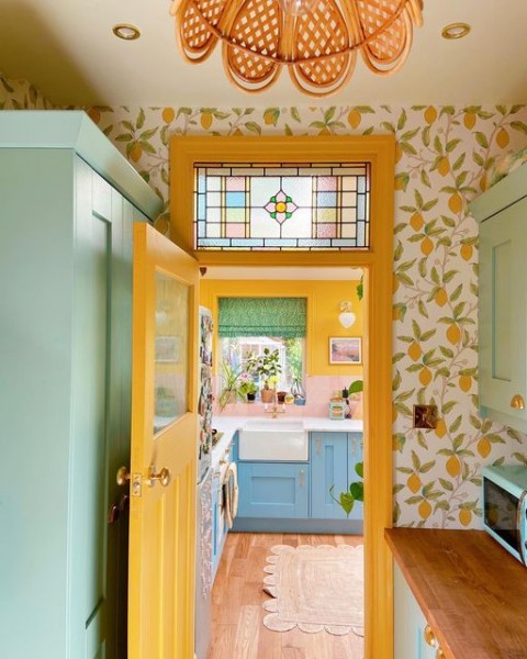 Jess 🌈 (& Rick 🔨) kitchen with yellow walls