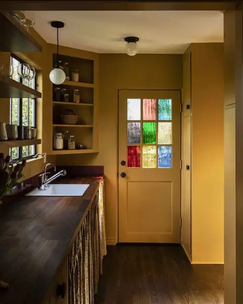 Glassette kitchen with yellow walls