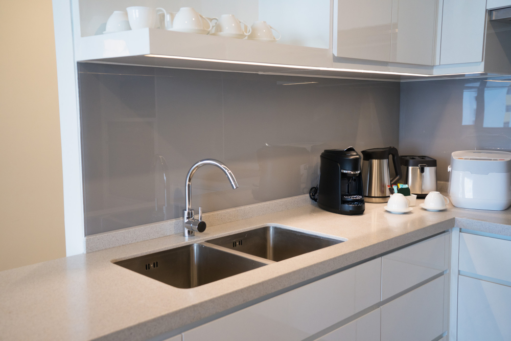 glass backsplash kitchen