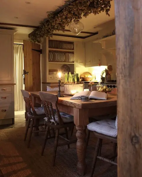 Elegantly Knackered: A Modern Rustic Christmas Kitchen Table Design ivy decor