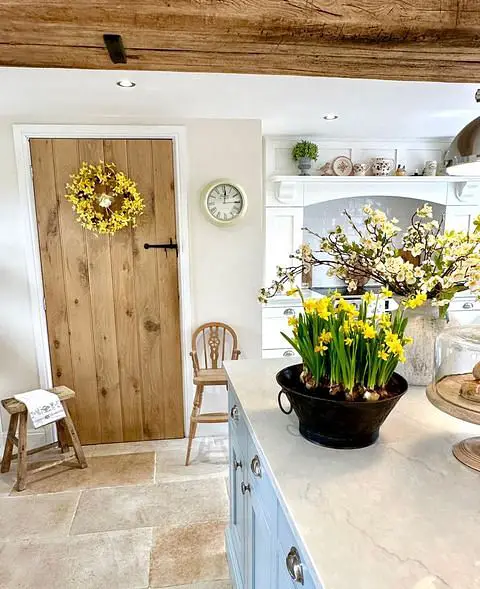 Charming And Refreshing Country Kitchen Door With Spring Narcissi Decor kitchen door