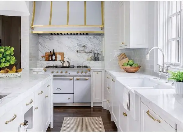 Timeless And Elegant: Traditional Kitchen Range Hood Design For A Dream Home kitchen range hood