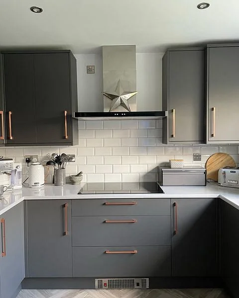 Dark & Sleek: A Modern U-shape Kitchen Renovation With Howdens Cabinets u-shape kitchen