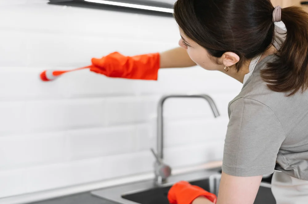 glass backsplash kitchen cleaning