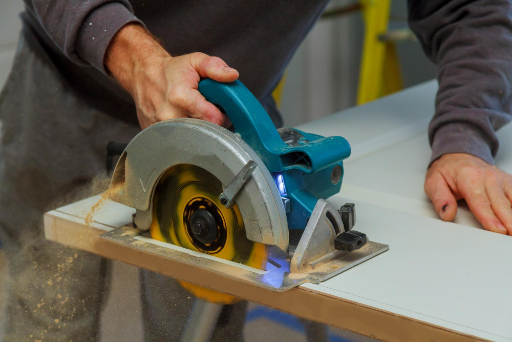 circular saw cutting