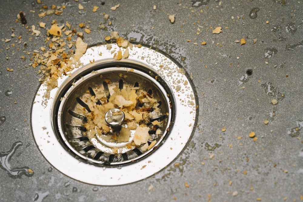 Dirty kitchen sink drainer