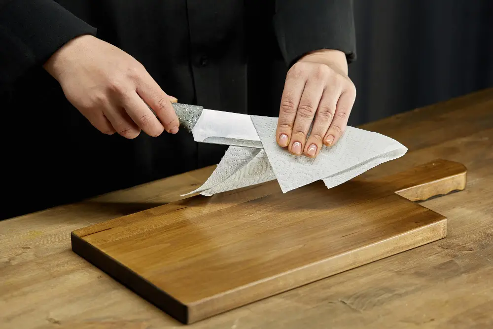 cleaning knives with paper towel