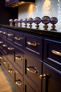 Knobs vs Pulls: Choosing the Best Option for Kitchen Cabinets
